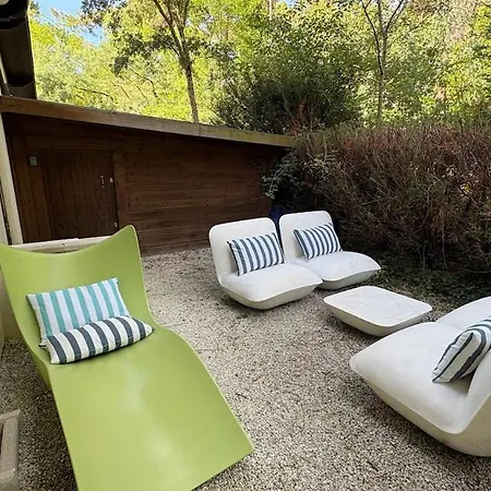 61 Metres Carres Terrasse Privee 85 Metres Carres Donnant Acces Direct A La Piscine *
